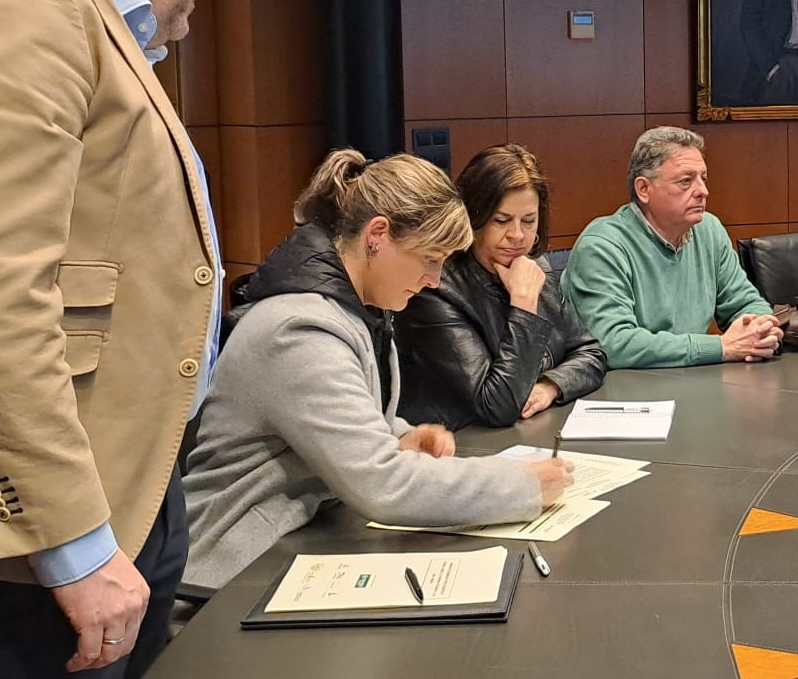 Presidente de Alfanevada Alexandra García Martín, firmando el Convenio.